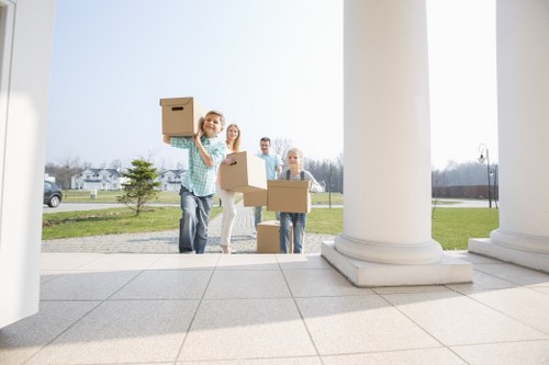 Different sizes of moving vehicles for Holloway relocations